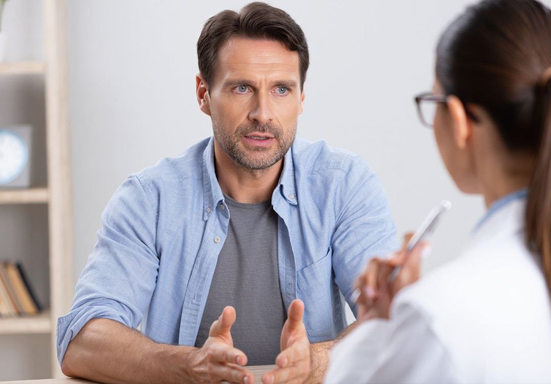 Лечение психопатии Мужчина разговаривает с врачом